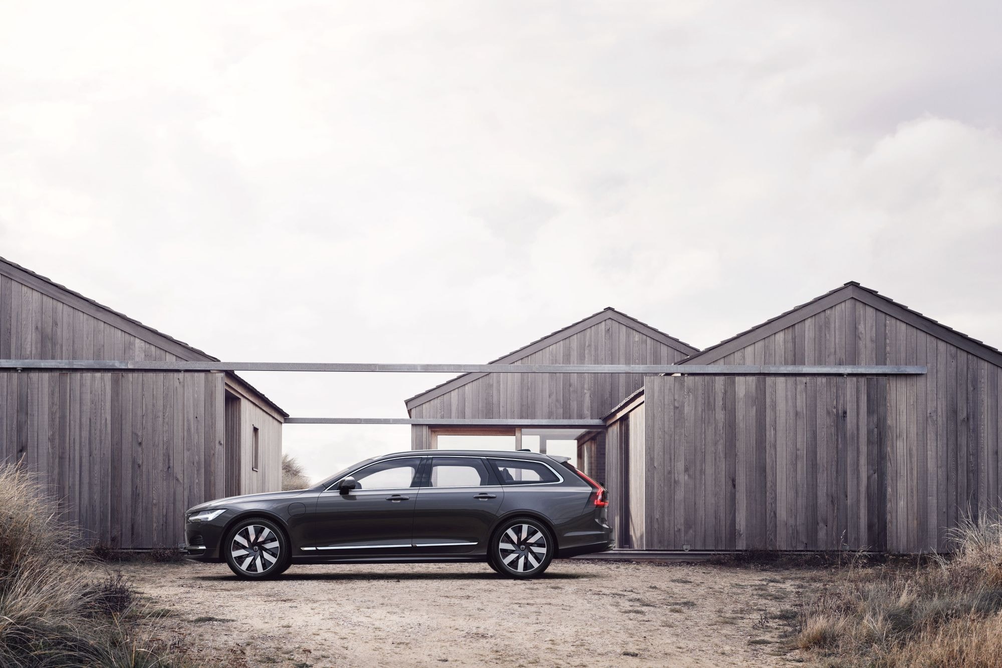 Visibilidad lateral del Volvo V90 Híbrido, diseño sofisticado.