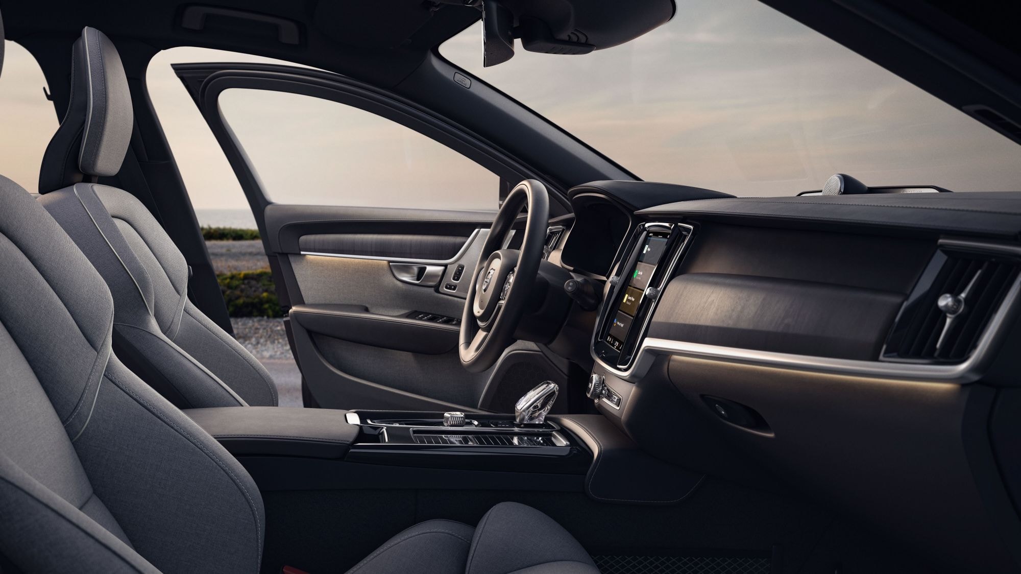 Perfil del Volvo V90 Híbrido en un ambiente natural y brumoso.