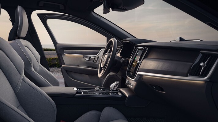 Perfil del Volvo V90 Híbrido en un ambiente natural y brumoso. Perfil del Volvo V90 Híbrido en un ambiente natural y brumoso.