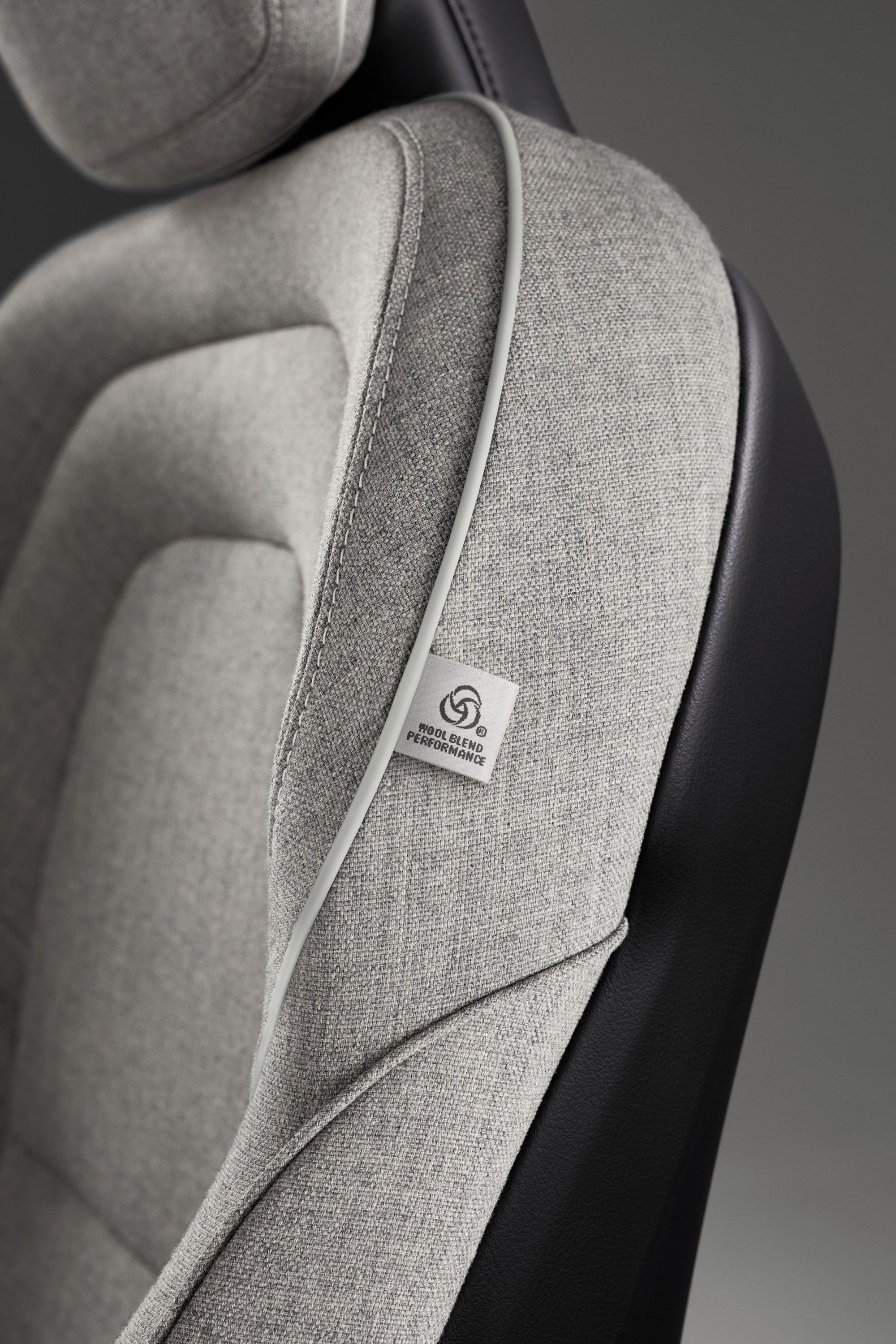 Estilo distintivo del Volvo V90 Híbrido frente a una arquitectura moderna.