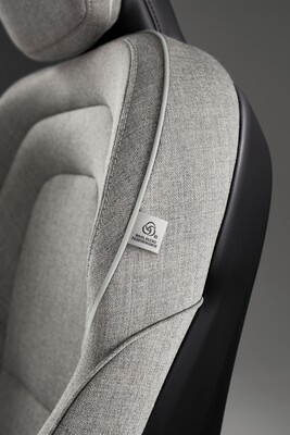 Estilo distintivo del Volvo V90 Híbrido frente a una arquitectura moderna. Estilo distintivo del Volvo V90 Híbrido frente a una arquitectura moderna.