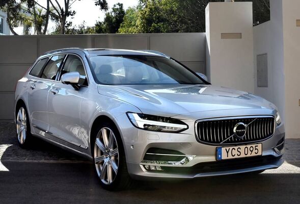 Vista angular del Volvo V90 Híbrido resaltando su diseño elegante. Vista angular del Volvo V90 Híbrido resaltando su diseño elegante.