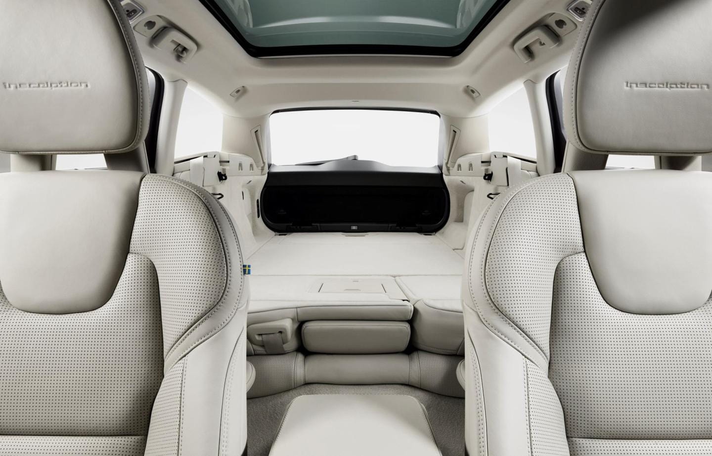 Vista de los asientos traseros del Volvo V90 con espacio amplio y confortable.