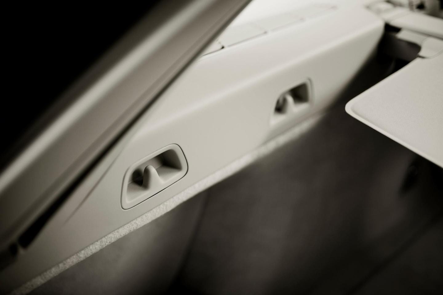 Imagen en primer plano de elementos de acabado interior del Volvo V90.