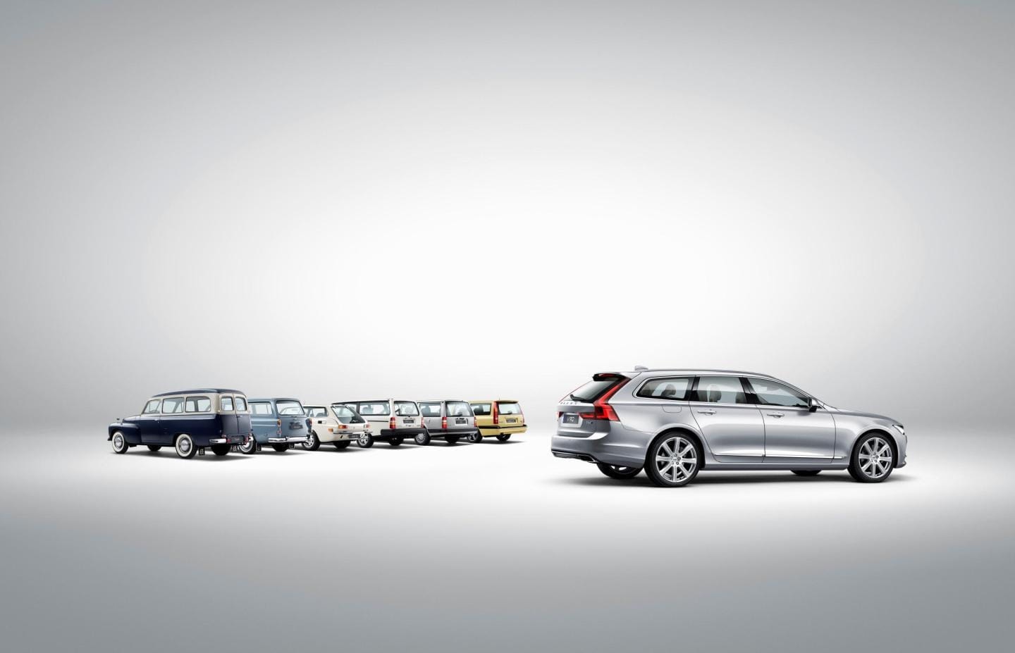 Imagen comparativa de la evolución de los vehículos familiares de Volvo.