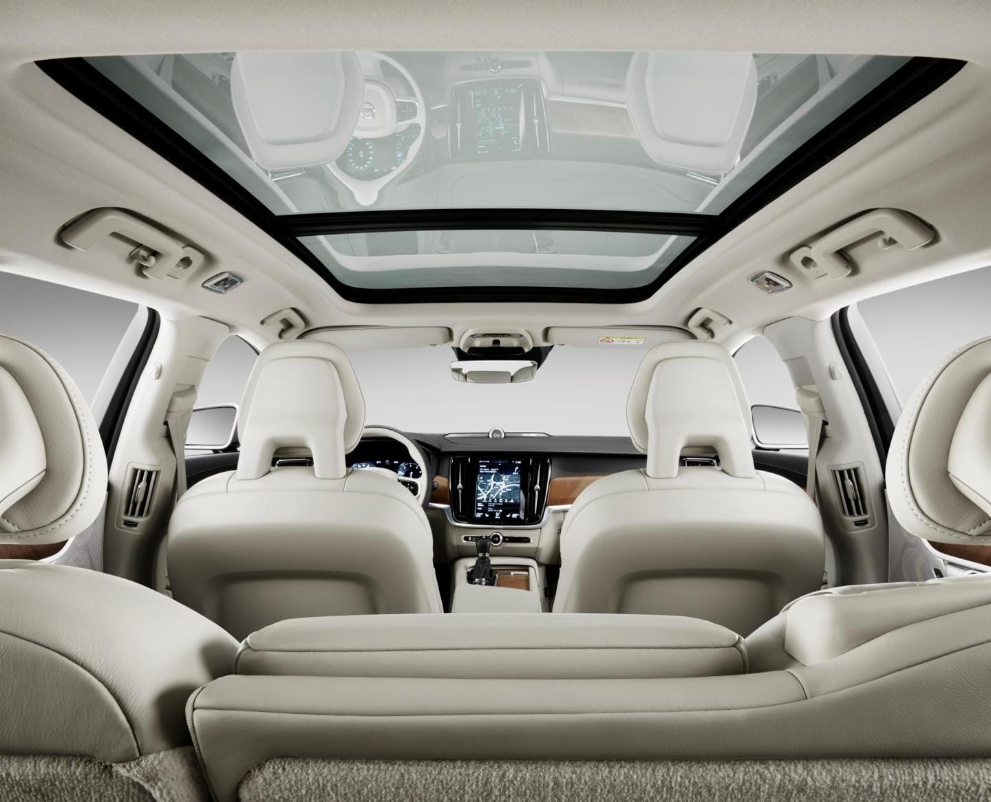 Interior del Volvo V90 con techo panorámico y asientos premium.