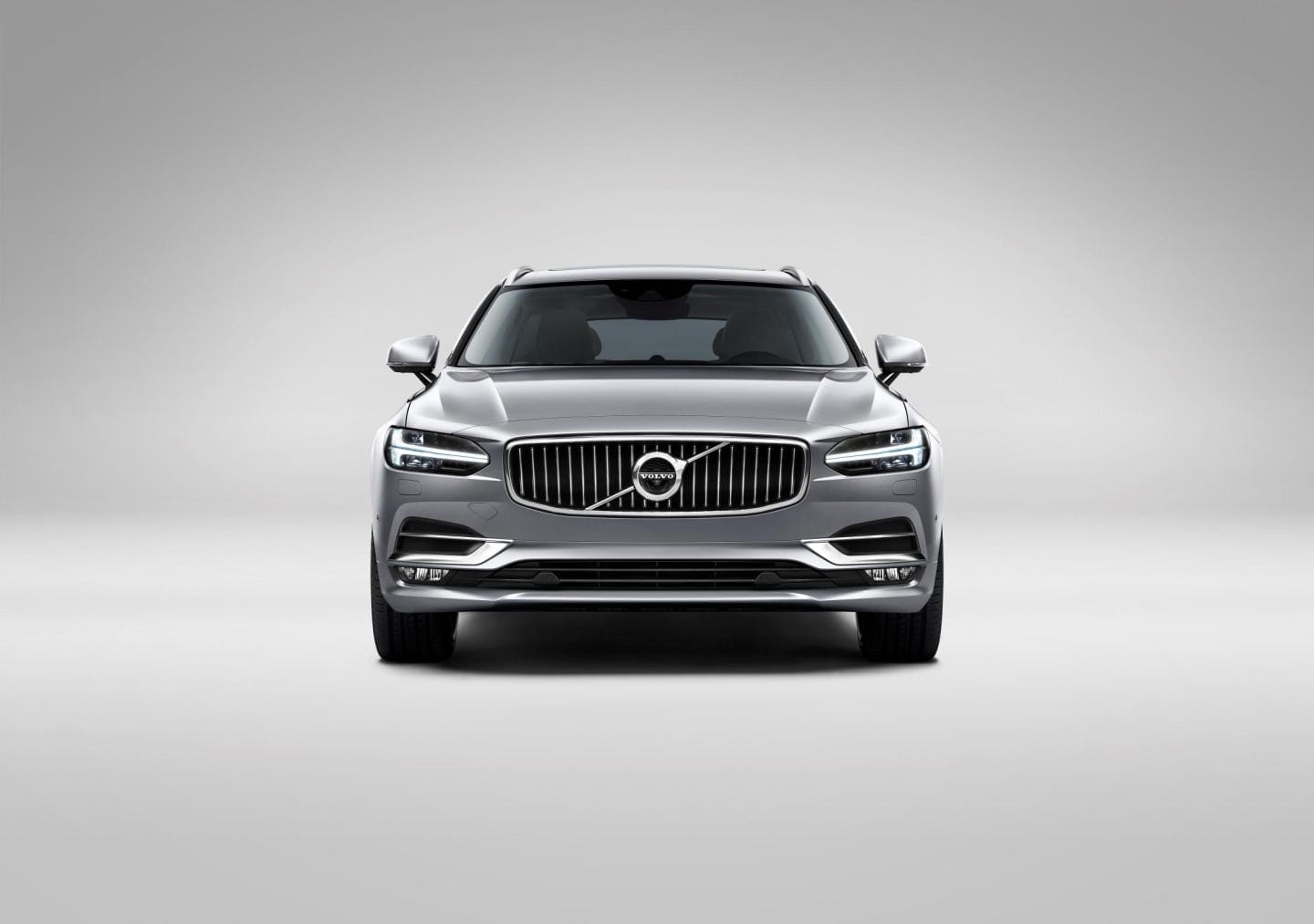 Frente del Volvo V90 con su parrilla y faros distintivos.
