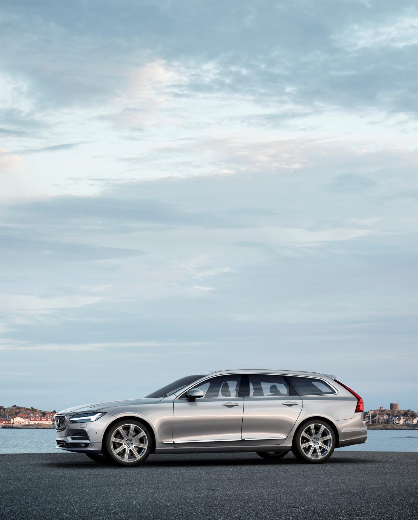 Lateral Volvo V90, resaltando techo y líneas de diseño.
