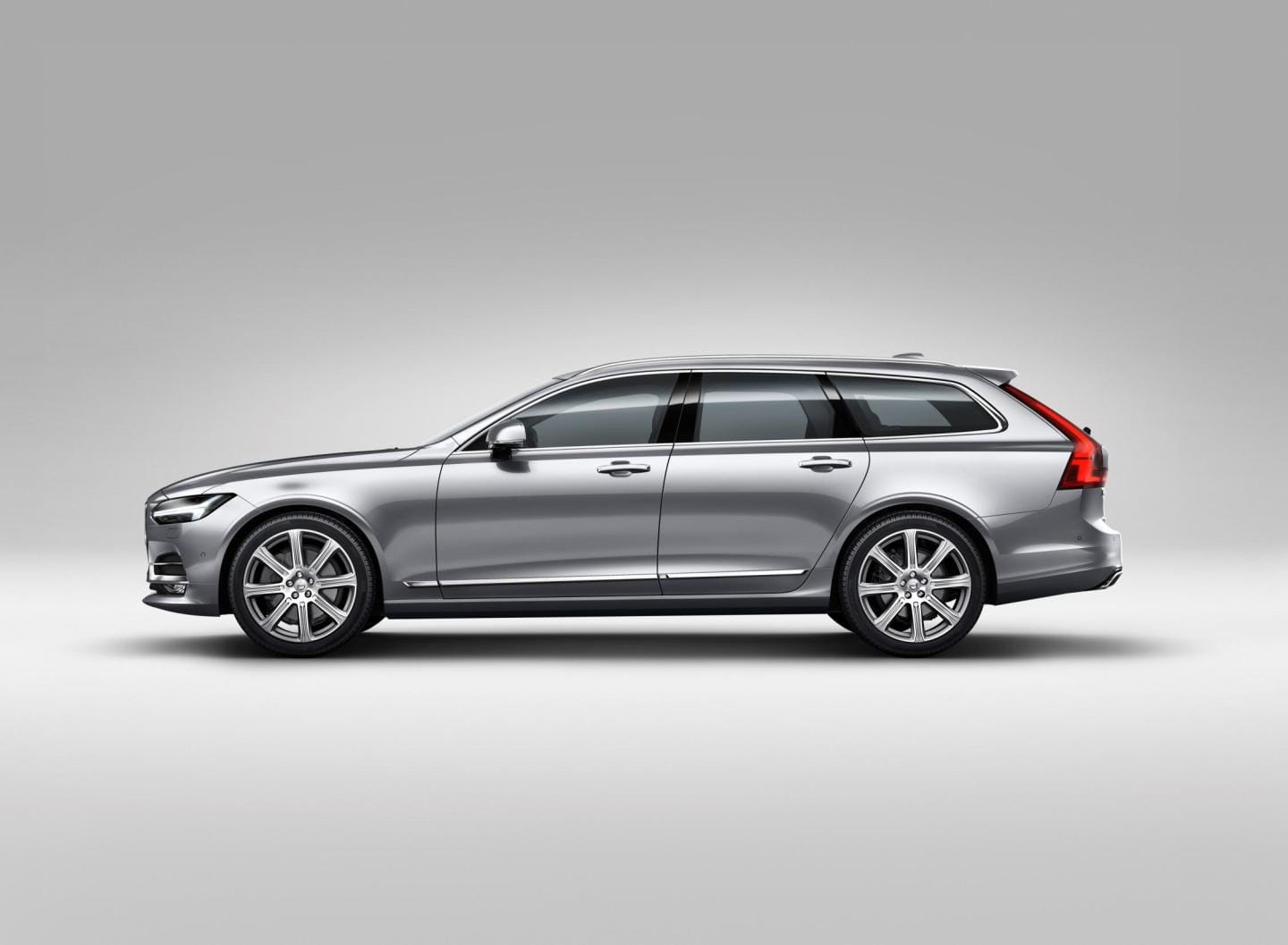 Volvo V90 en una escena serena, destacando su contorno lateral.