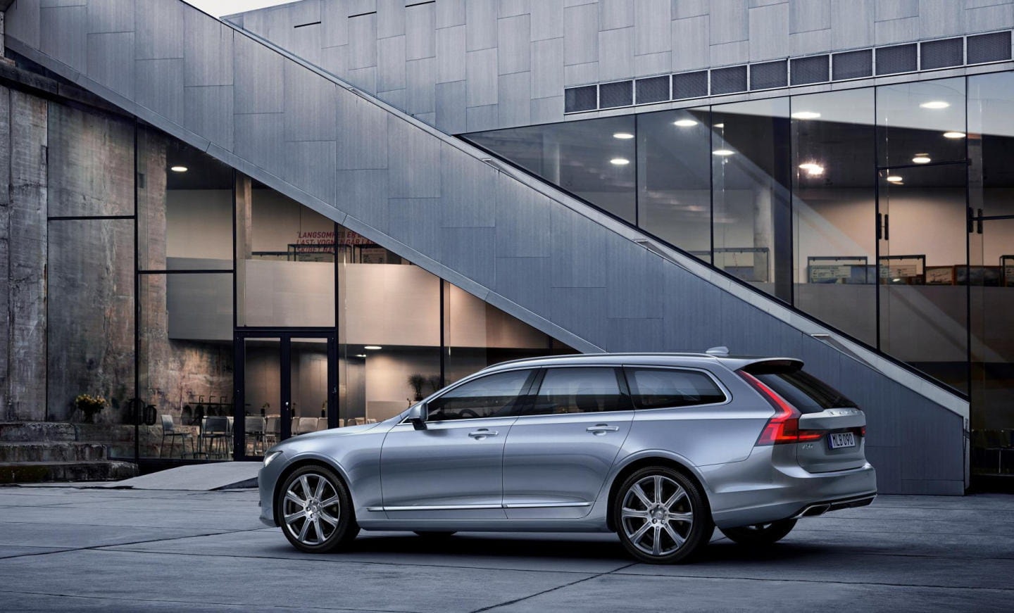 Volvo V90 aparcado en entorno urbano, destacando su diseño sofisticado.