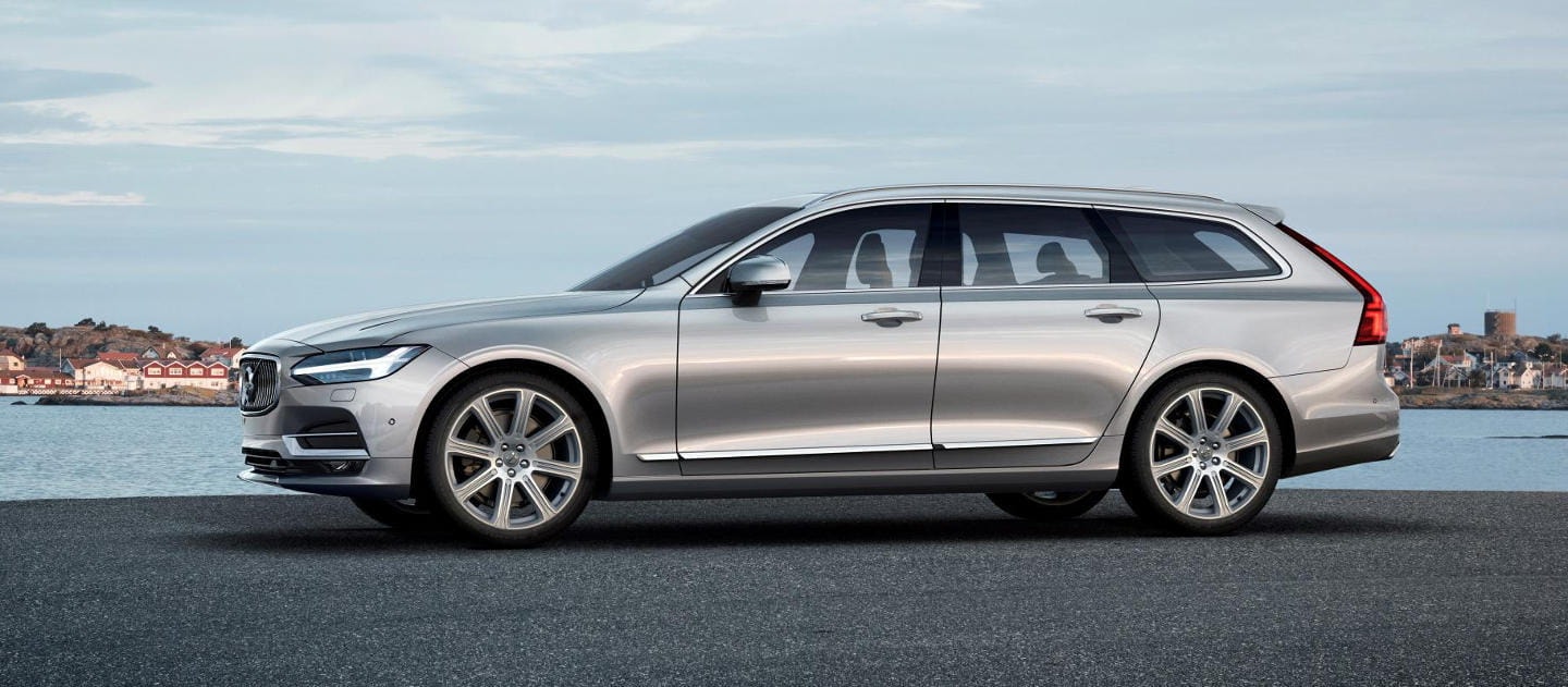 Perfil elegante del Volvo V90 mostrando su diseño aerodinámico.