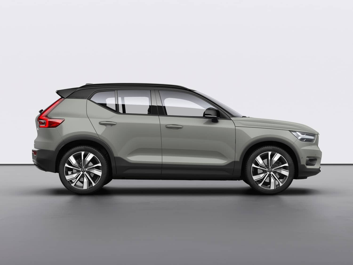 Perfil lateral del Volvo XC40 Híbrido que resalta su diseño sueco.