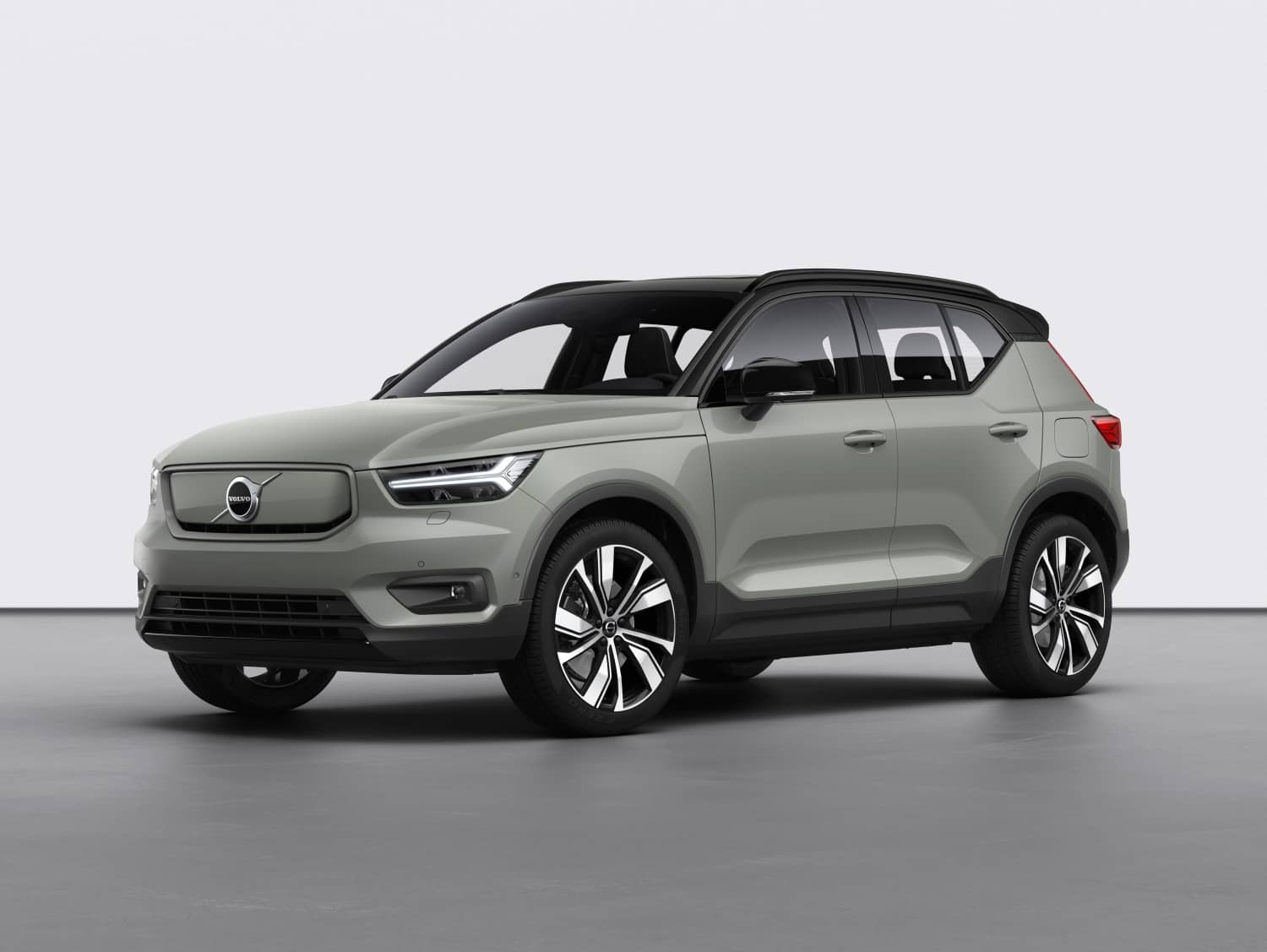 Perspectiva que muestra el frontal y lateral del Volvo XC40 Híbrido.