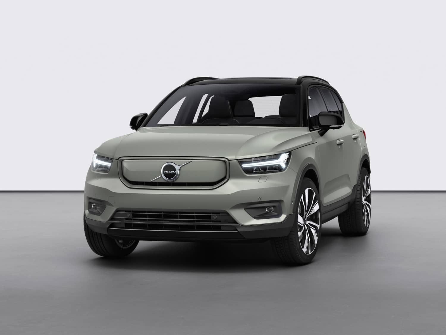 Imagen frontal del Volvo XC40 Híbrido destacando su parrilla.