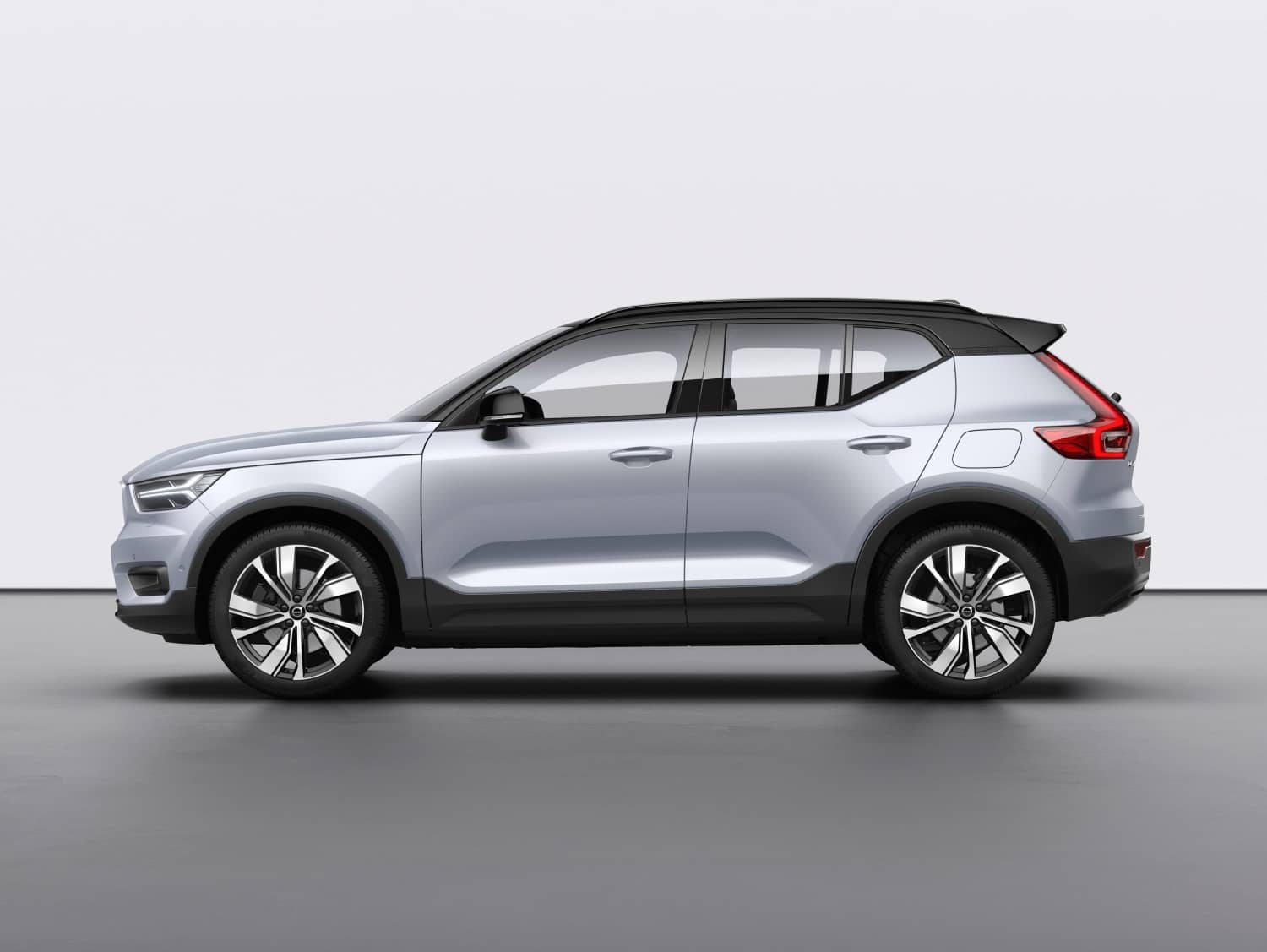 Vista lateral del Volvo XC40 Híbrido, destacando su diseño aerodinámico.