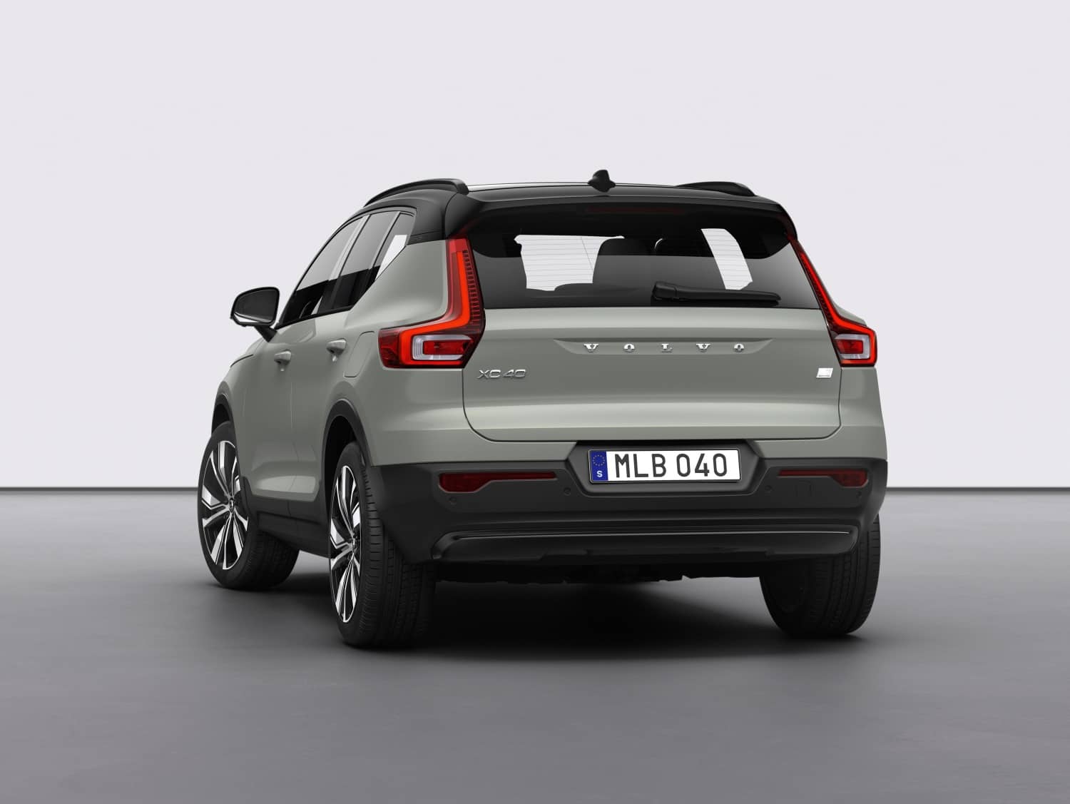 Vista trasera completa del Volvo XC40 Híbrido, mostrando ópticas y diseño.