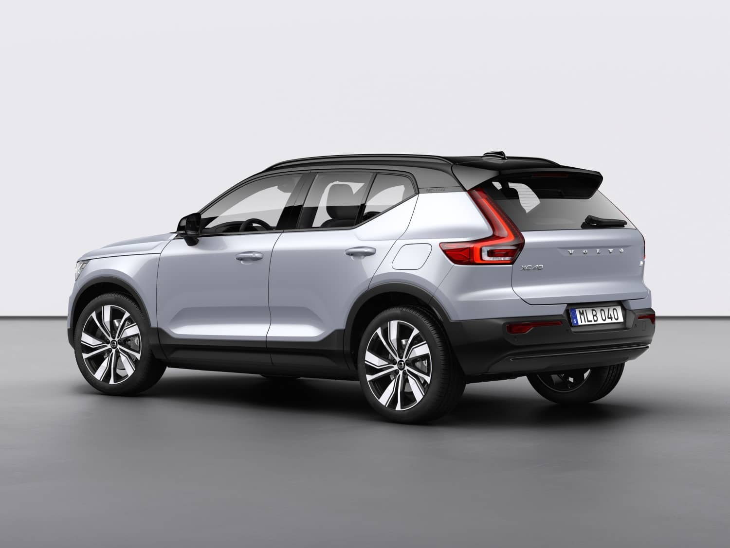 Dinámica vista trasera lateral del Volvo XC40 Híbrido.