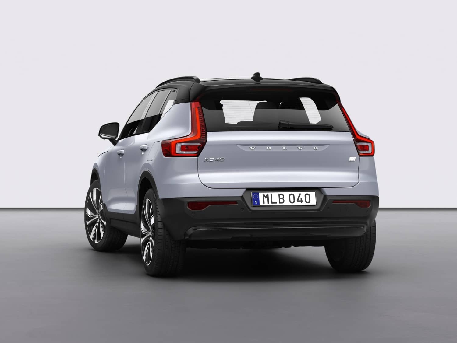 Imagen trasera del Volvo XC40 Híbrido mostrando su diseño distintivo.