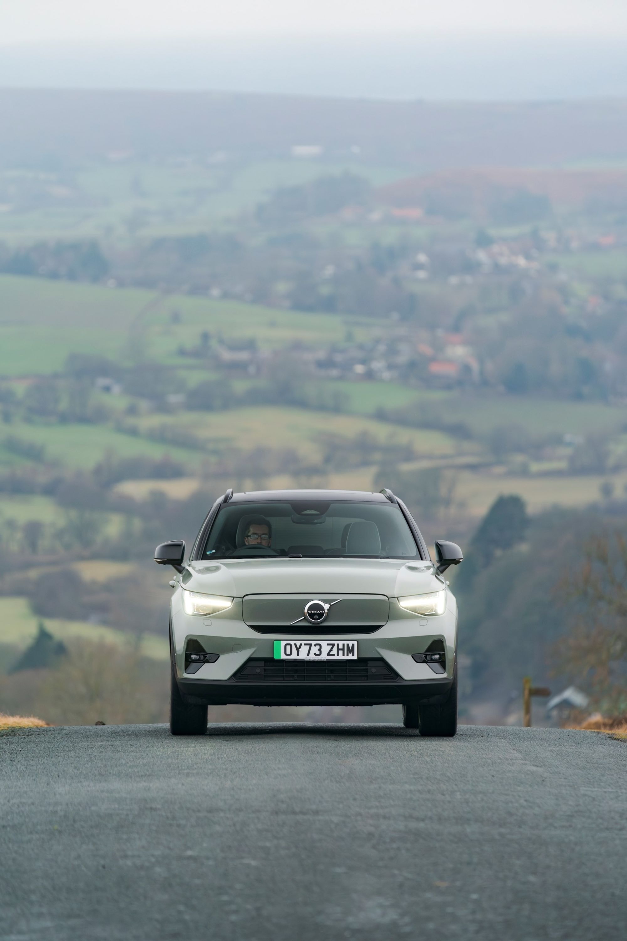 Otra perspectiva trasera del Volvo XC40 en un paisaje abierto.
