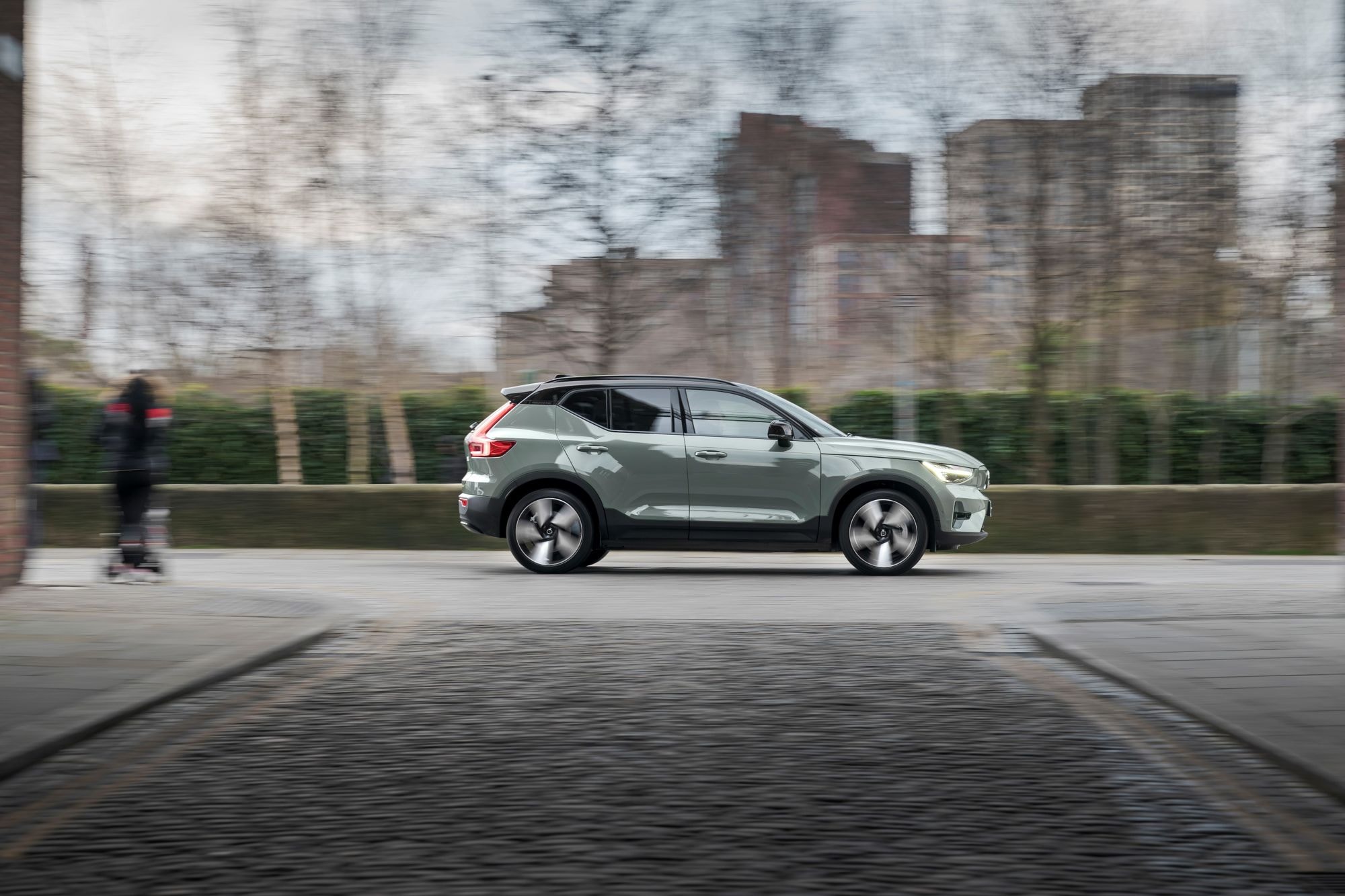 Vista trasera del Volvo XC40 rodando en una carretera abierta, resaltando su elegancia.