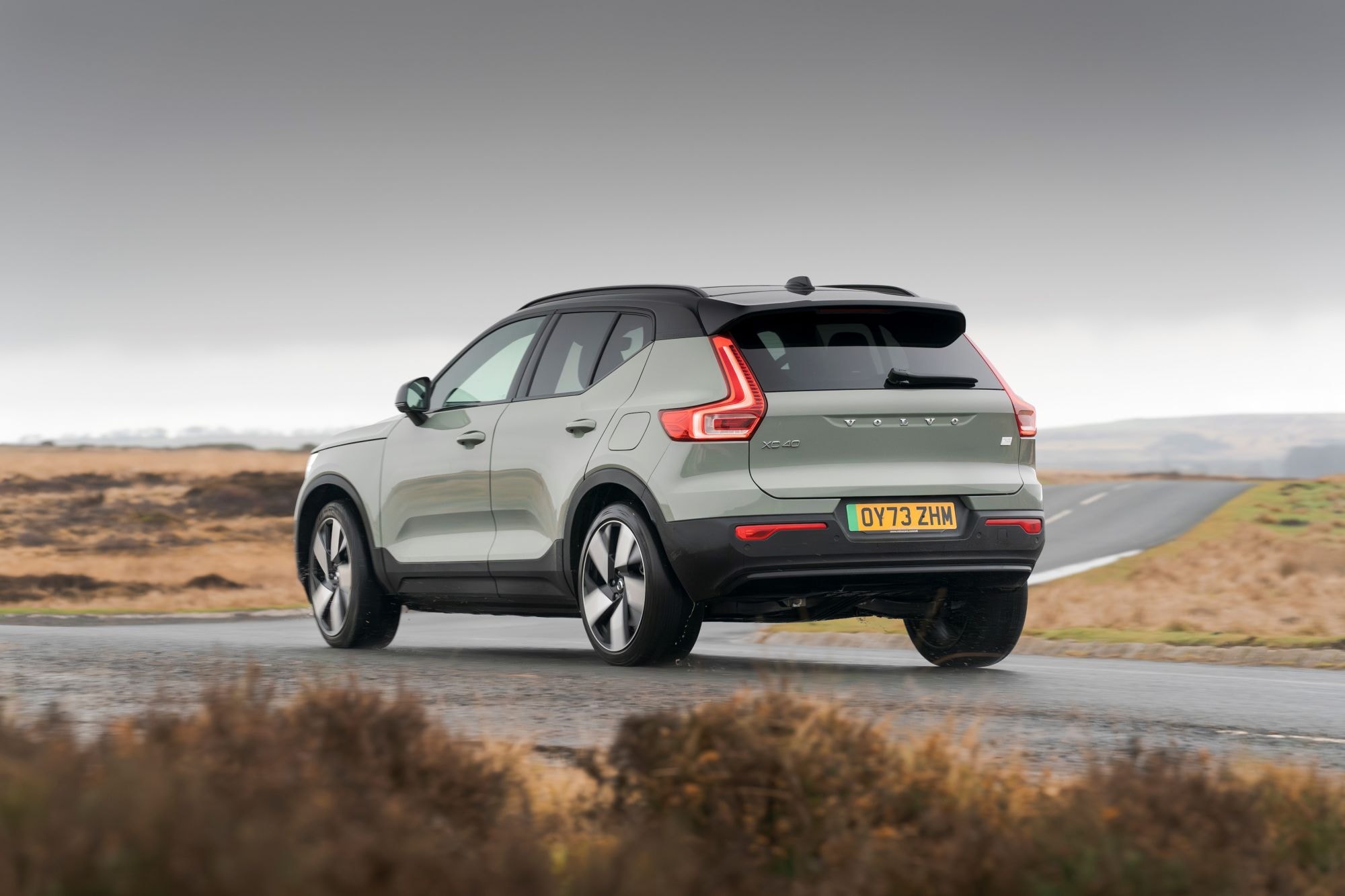 Volvo XC40 en carretera, destacando su aerodinámica y robustez.