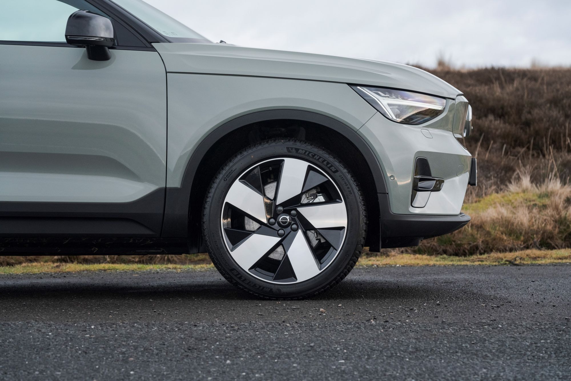 Detalle del logo en la parte trasera del Volvo XC40, elegante y moderno.