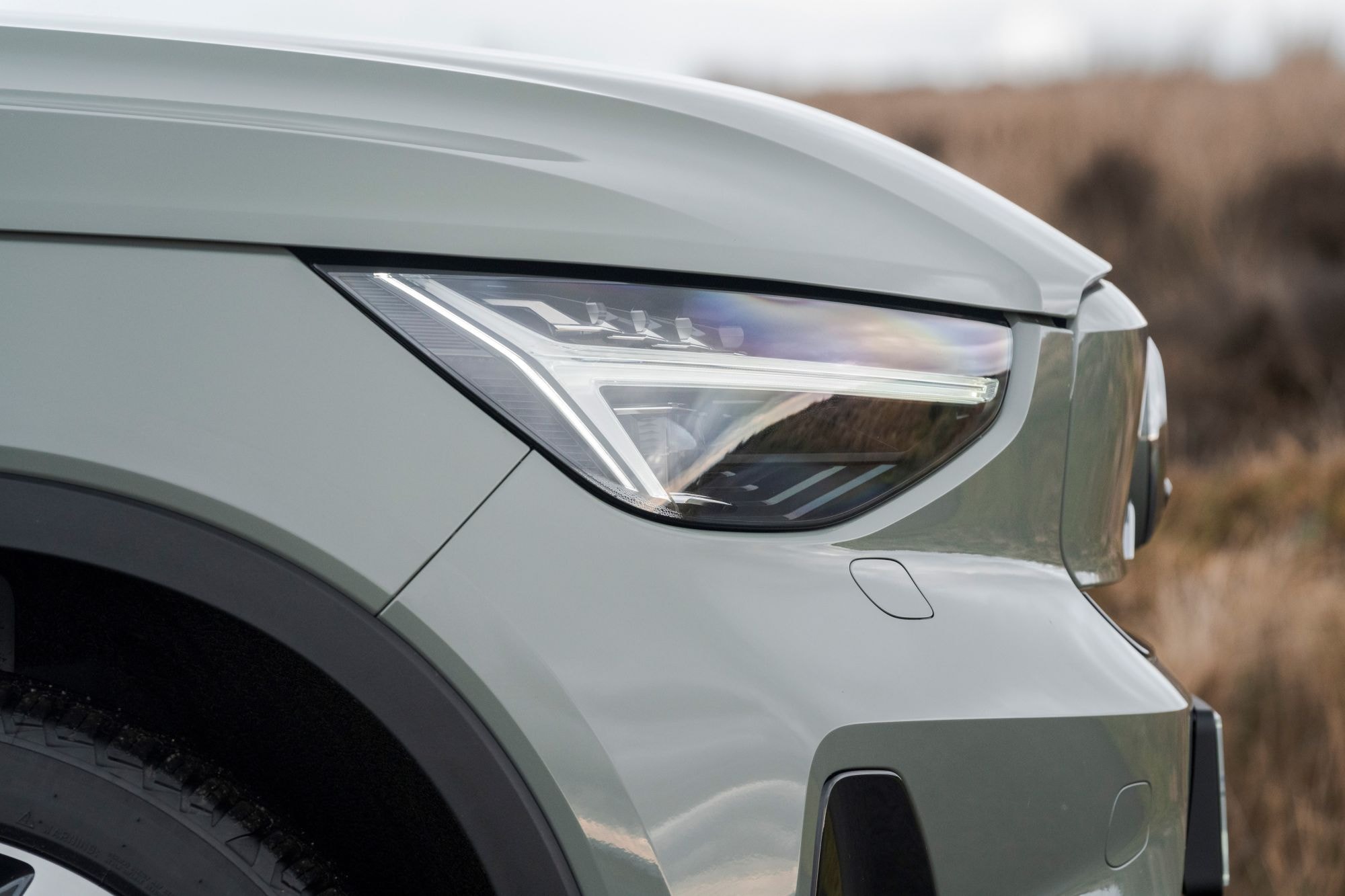 Primer plano del faro, mostrando su tecnología y diseño atractivo.