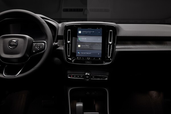 Close-up del emblema XC40, demostrando su diseño elegante. Close-up del emblema XC40, demostrando su diseño elegante.