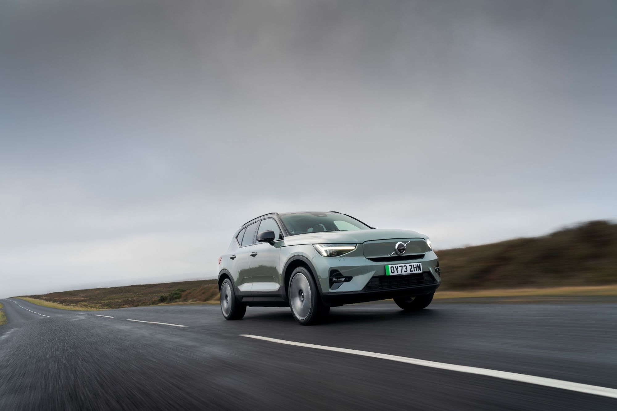 Frontal del Volvo XC40 con un paisaje natural al fondo, destacando sus líneas elegantes.