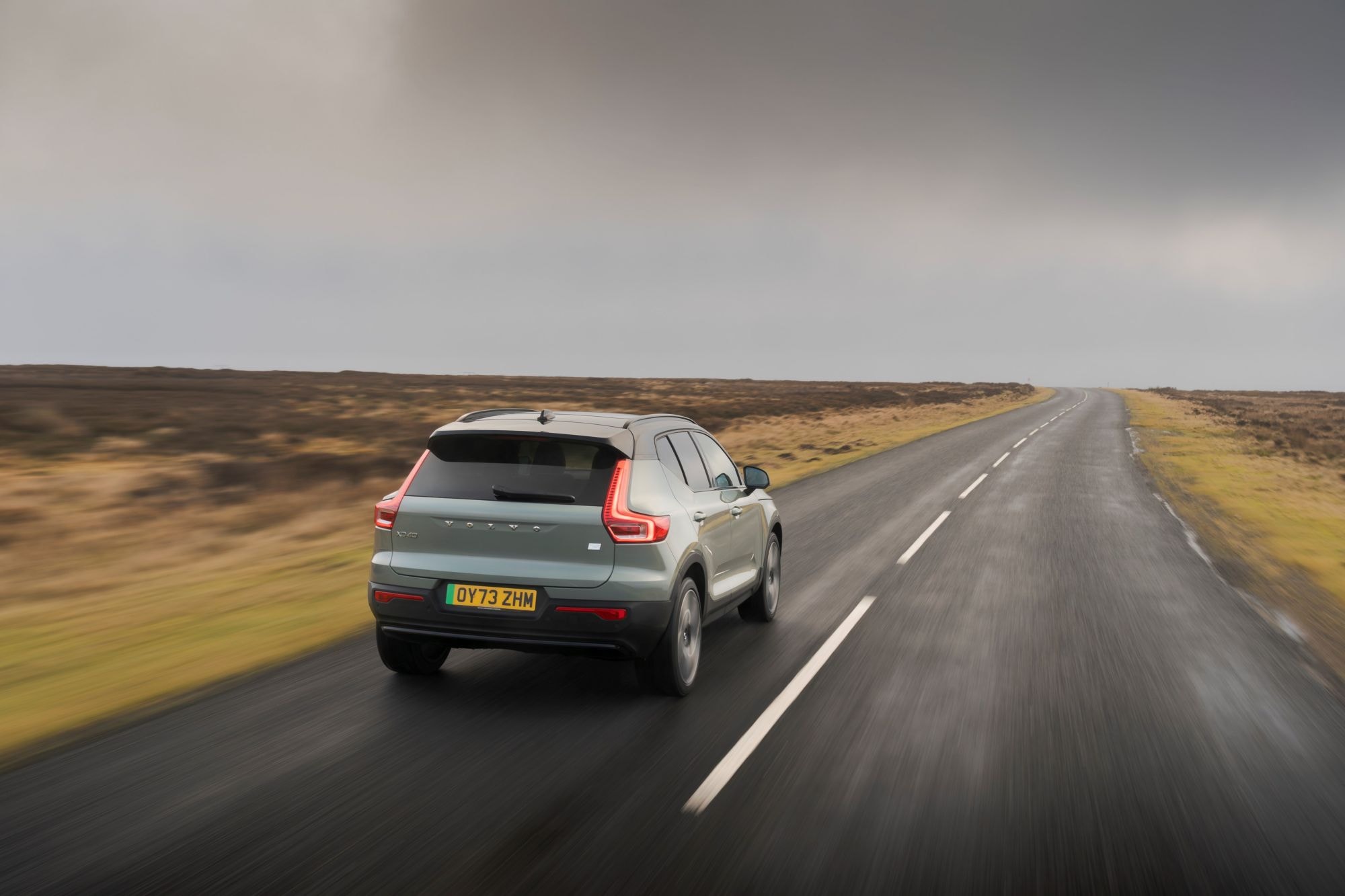 El Volvo XC40 contemplando el horizonte con un fondo dramático, ideal para cualquier aventura.