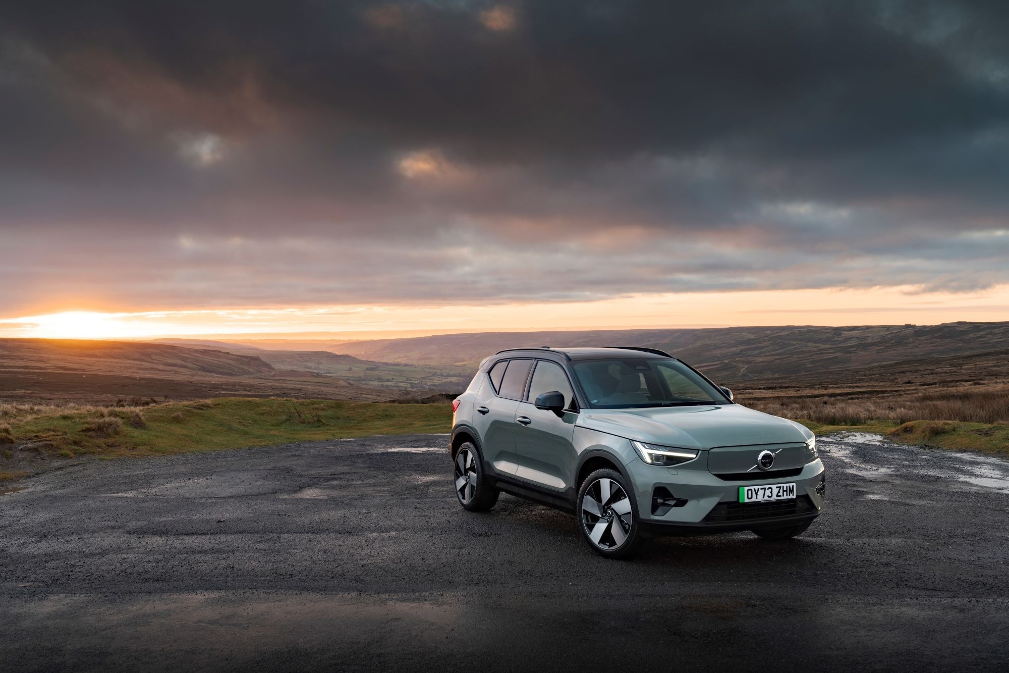 Vista frontal del Volvo XC40 en un paisaje espectacular, destacando su diseño elegante.