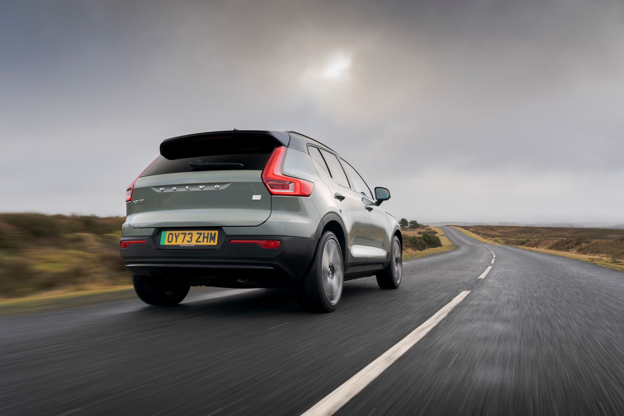 Vista lateral y frontal del Volvo XC40 en un entorno urbano moderno.