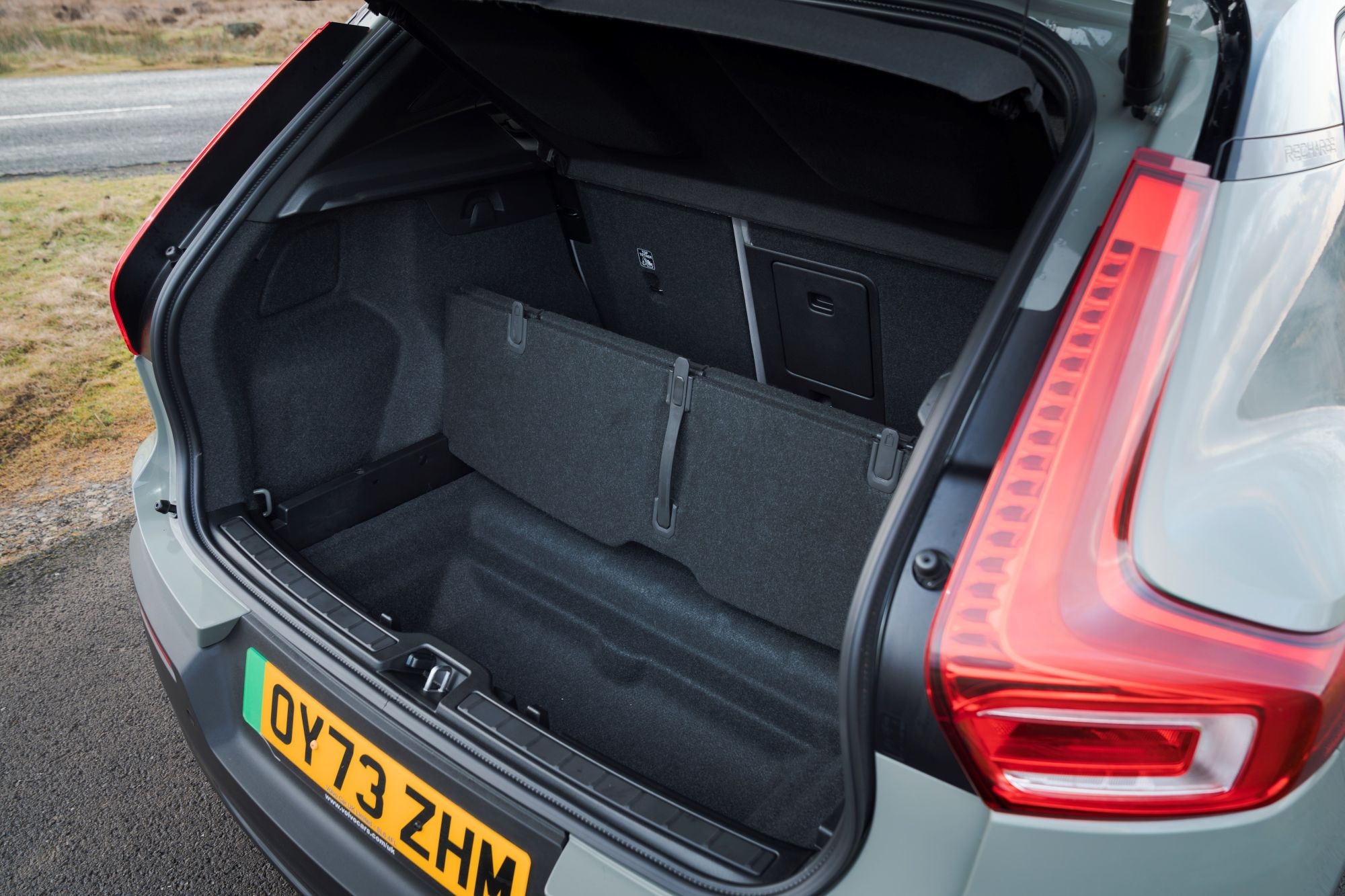 Vista frontal del vehículo, resaltando su diseño robusto y elegante.