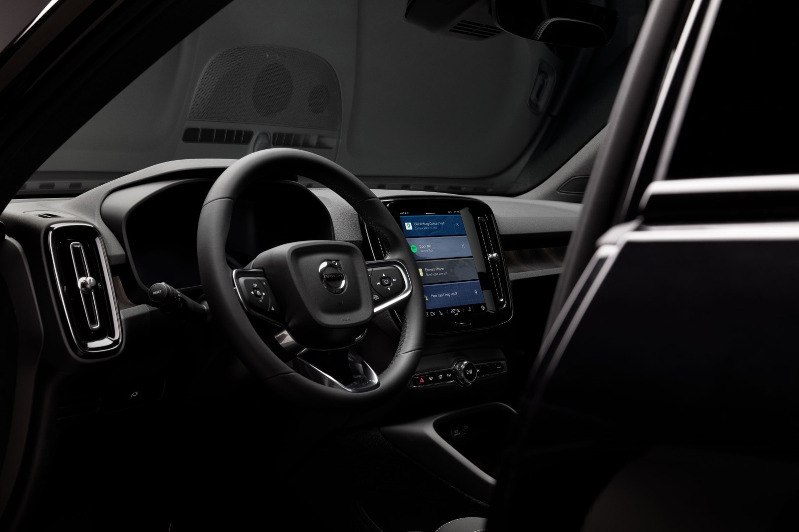 Panel central del XC40, mostrando su interfaz digital intuitiva.