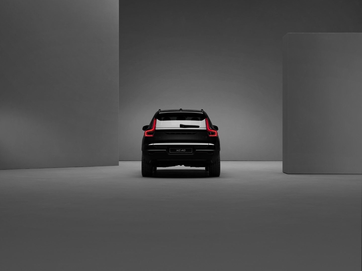 Vista del panel central con pantalla táctil, destacando su diseño moderno.