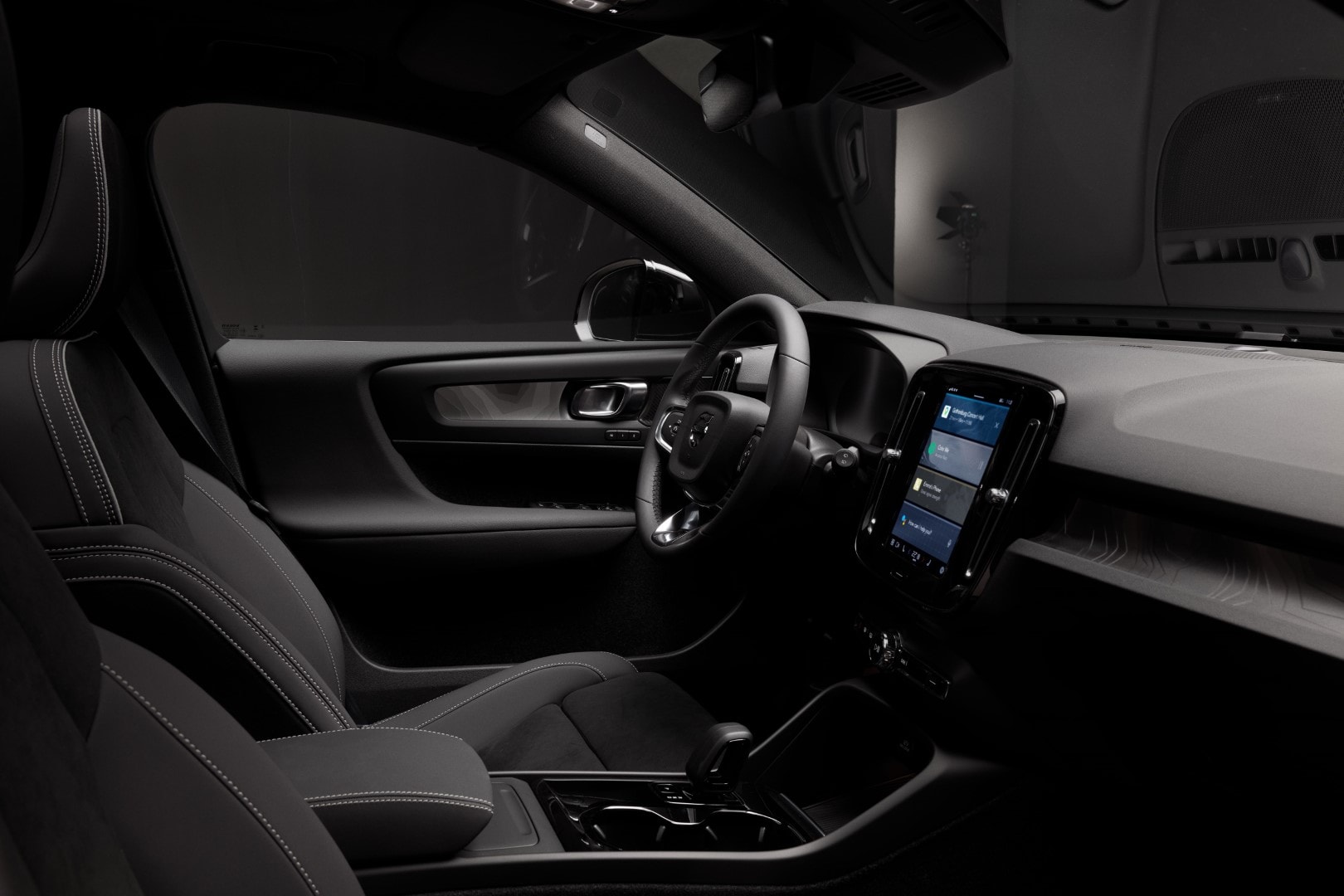Vista del interior del Volvo XC40, con asientos cómodos y tecnología avanzada.
