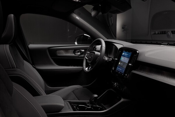 Vista del interior del Volvo XC40, con asientos cómodos y tecnología avanzada. Vista del interior del Volvo XC40, con asientos cómodos y tecnología avanzada.