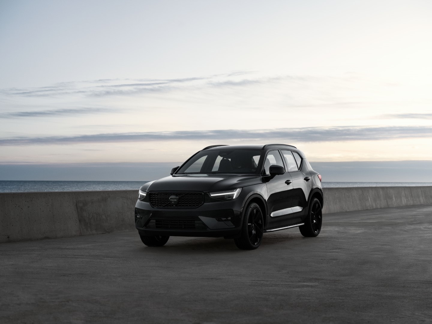 Visibilidad lateral del Volvo XC40 con un fondo arquitectónico moderno.