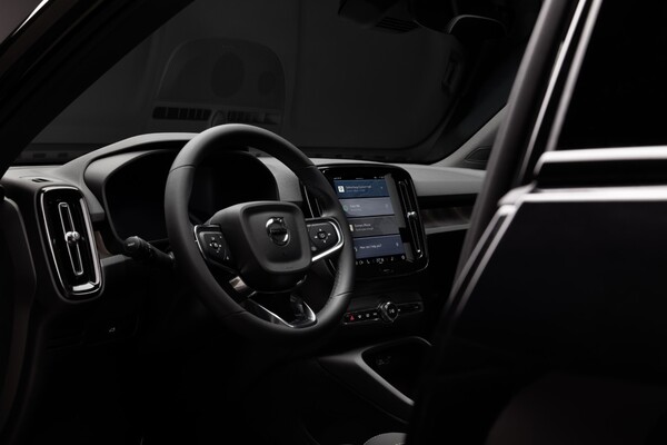 Lateral del Volvo XC40, que muestra su configuración robusta y deportiva. Lateral del Volvo XC40, que muestra su configuración robusta y deportiva.
