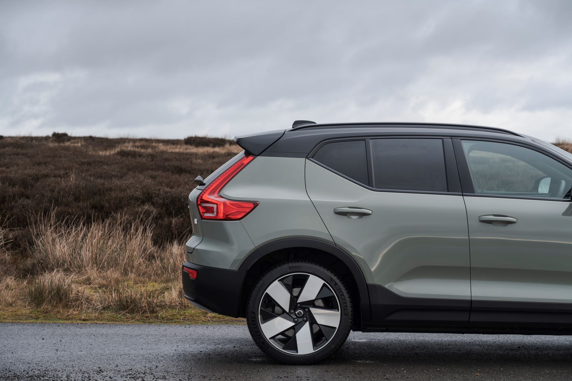 Perfil lateral del XC40, mostrando su elegante línea y detalles de diseño.