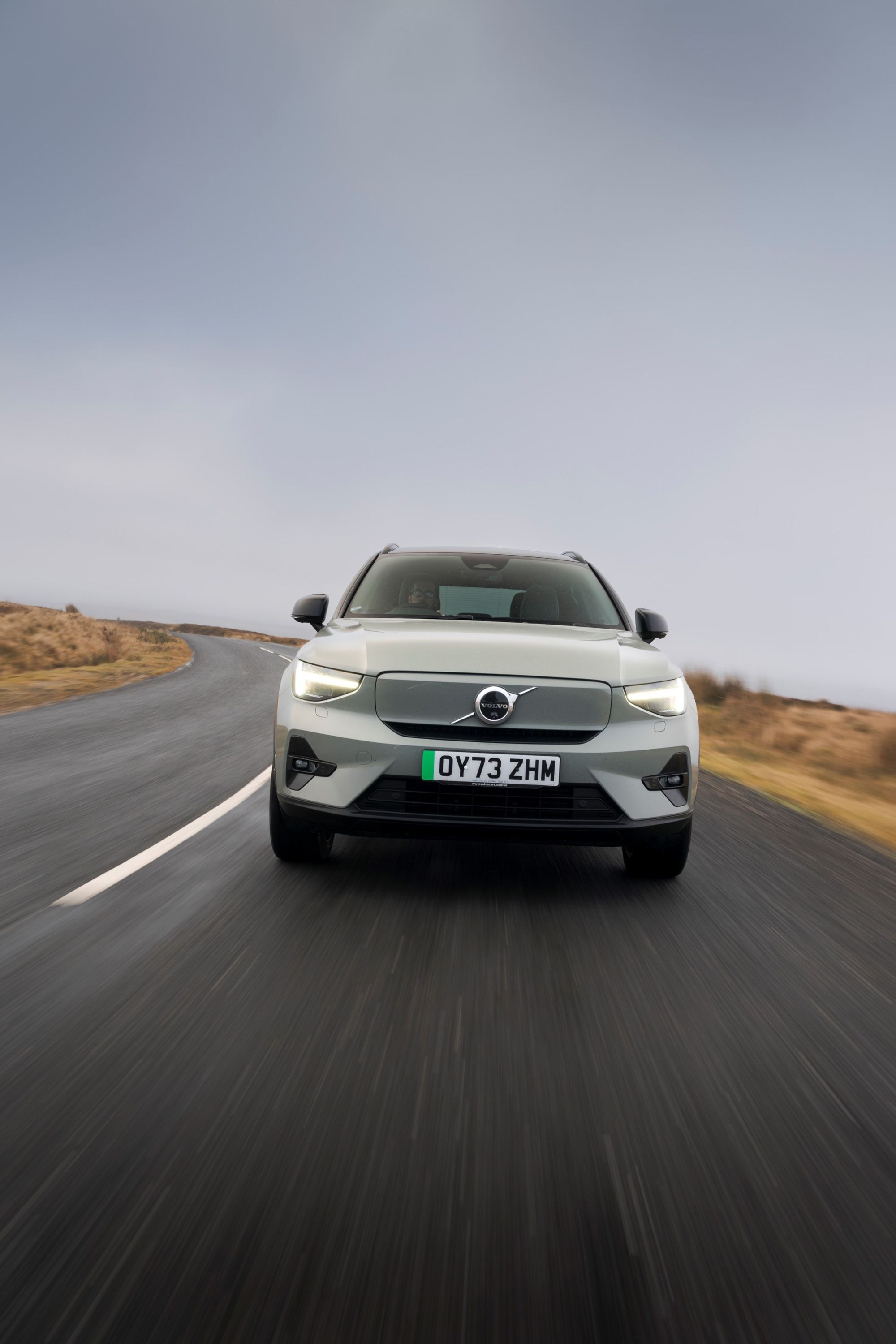 Vista lateral del Volvo XC40 en movimiento, mostrando su agilidad y diseño moderno.