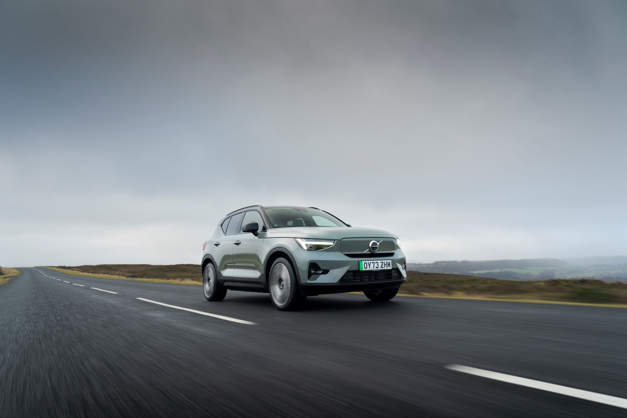 El XC40 posado frente a una pared de metal oxidado, resaltando su diseño contemporáneo.