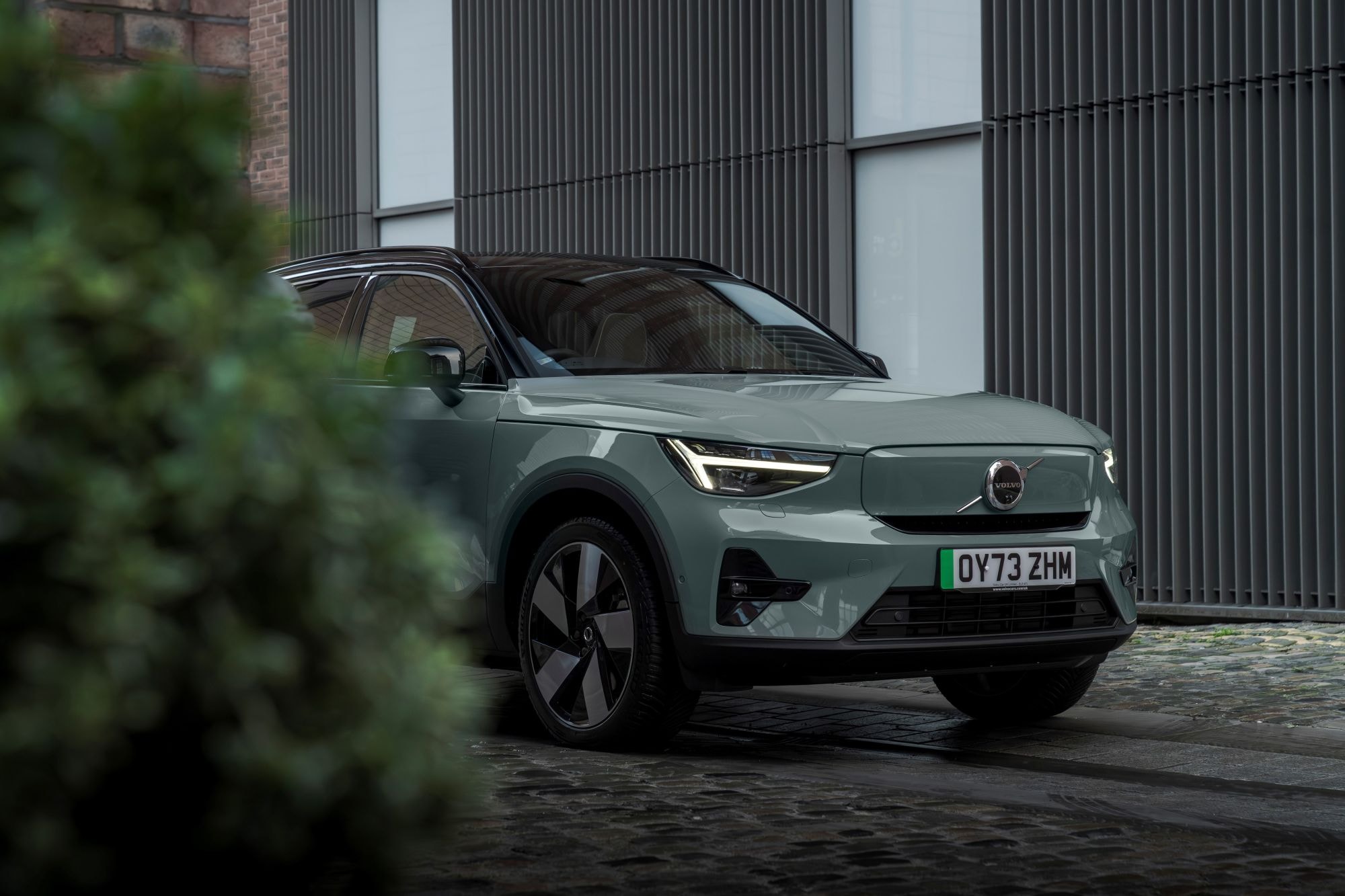 Vista angulada del Volvo XC40, enfatizando su desempeño y estilo.