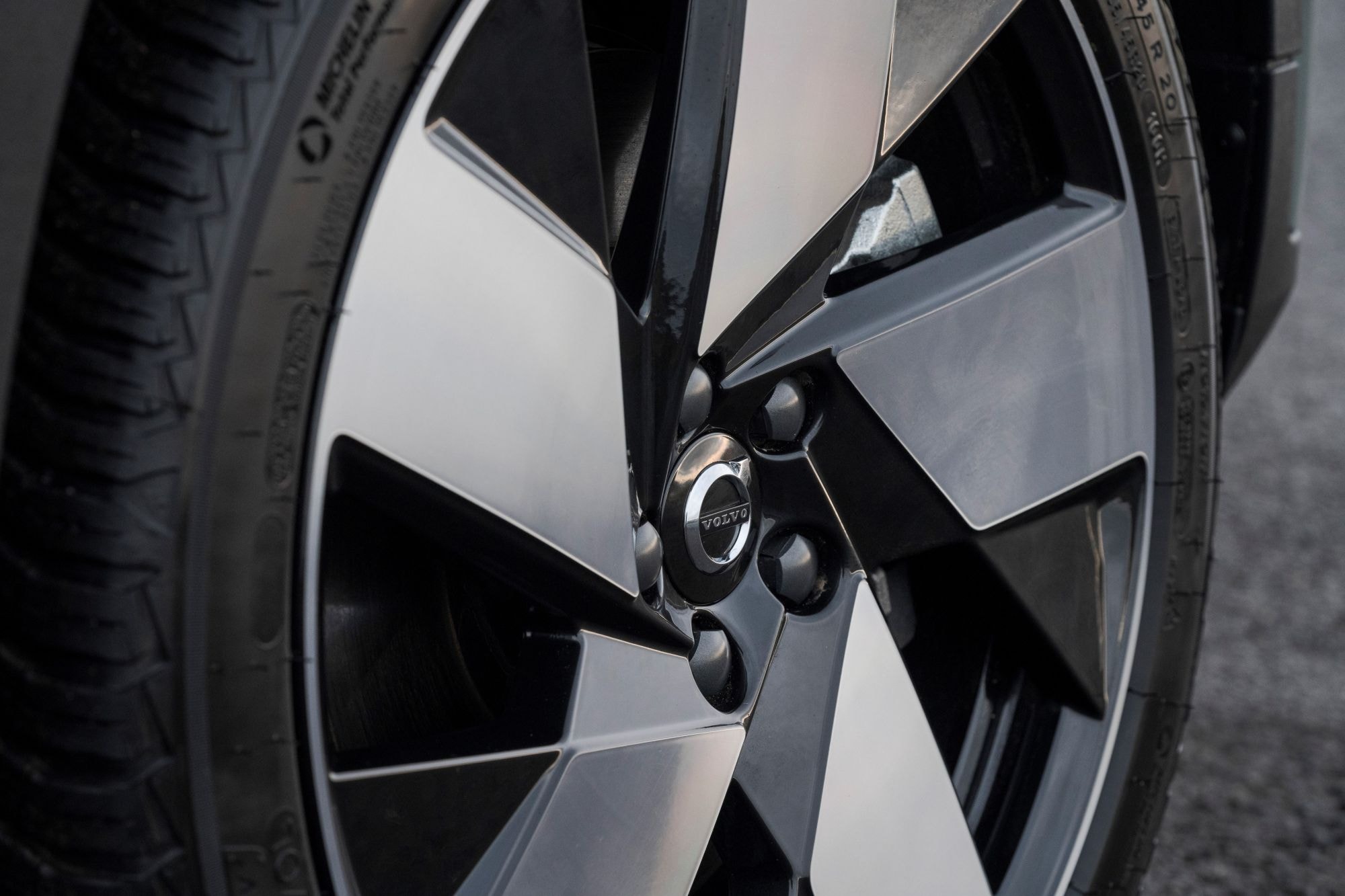 Vista lateral del XC40 en un entorno natural, resaltando su presencia robusta.