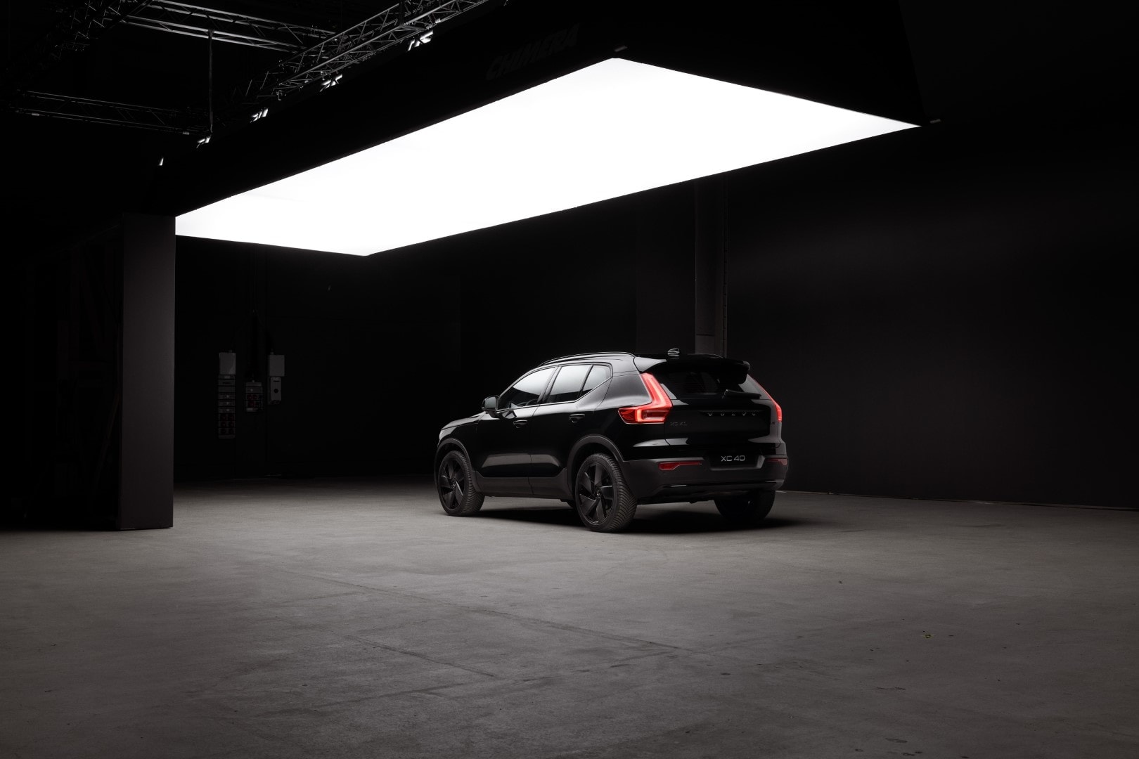 Vista lateral del Volvo XC40, que enfatiza su diseño elegante.
