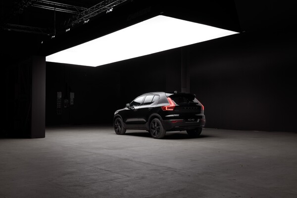 Vista lateral del Volvo XC40, que enfatiza su diseño elegante. Vista lateral del Volvo XC40, que enfatiza su diseño elegante.