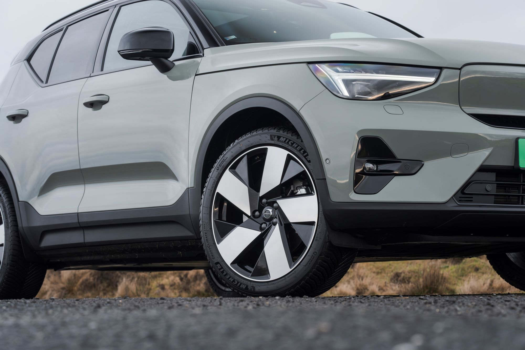 Primer plano de la llanta del Volvo XC40, destaca su diseño innovador.