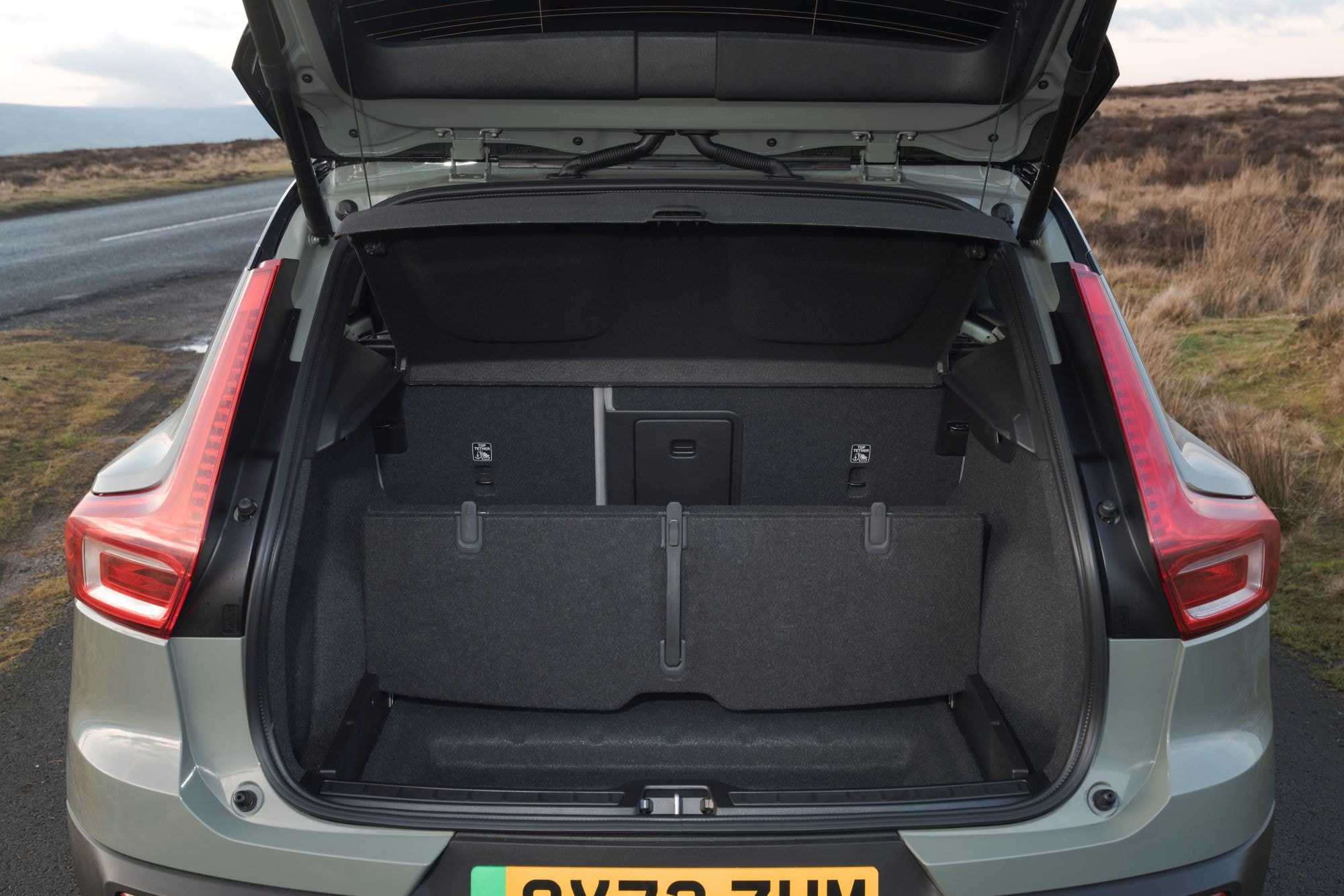 Maletero abierto del XC40, mostrando la capacidad de carga.