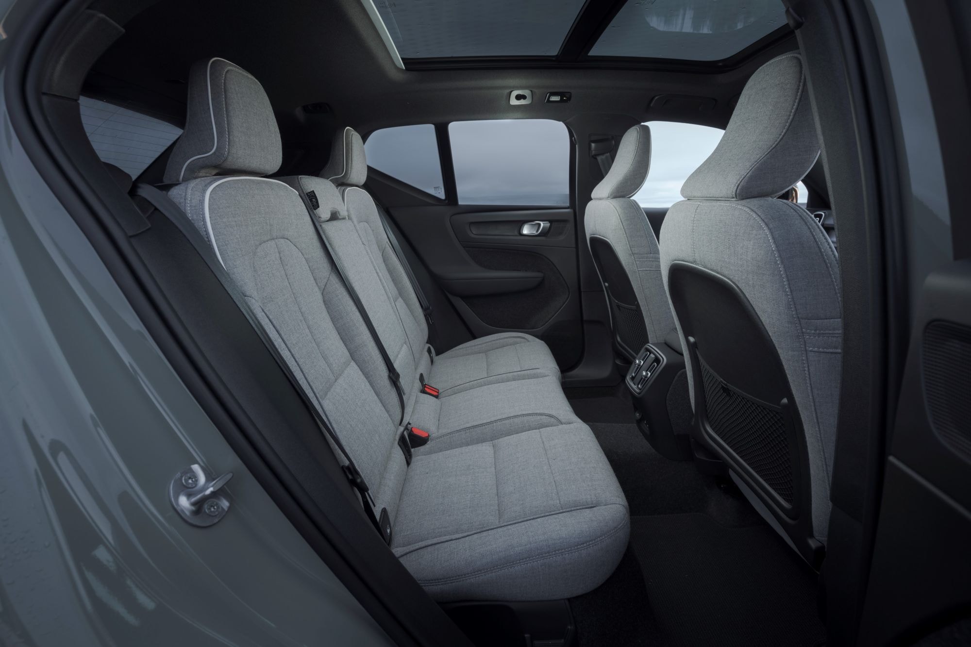 Otro ángulo del maletero, destacando el espacio utilizable.