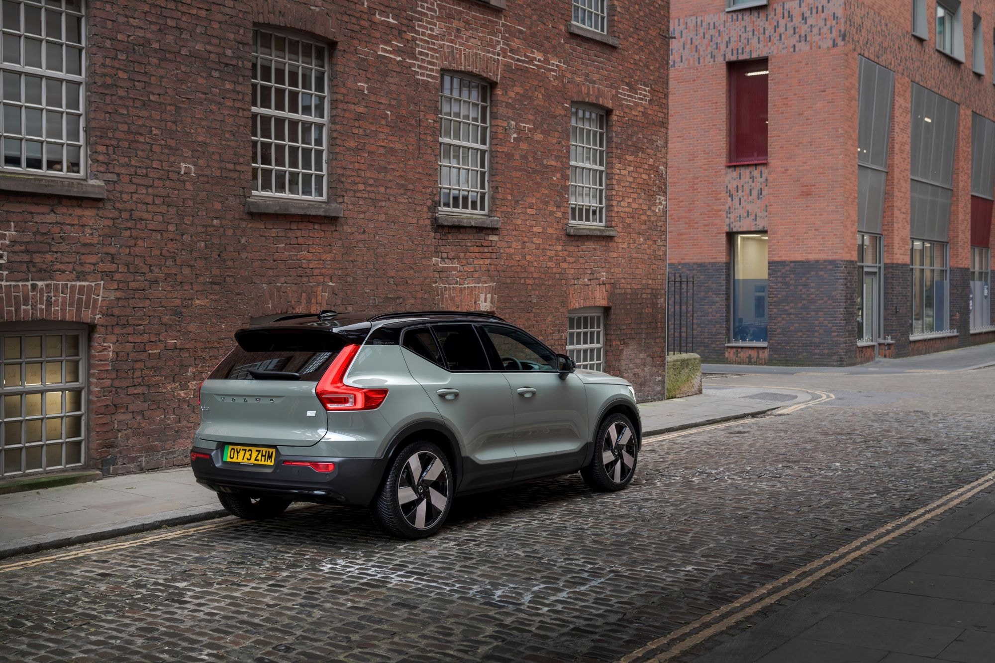 El Volvo XC40 negro destaca por su robustez y elegancia en diseño.